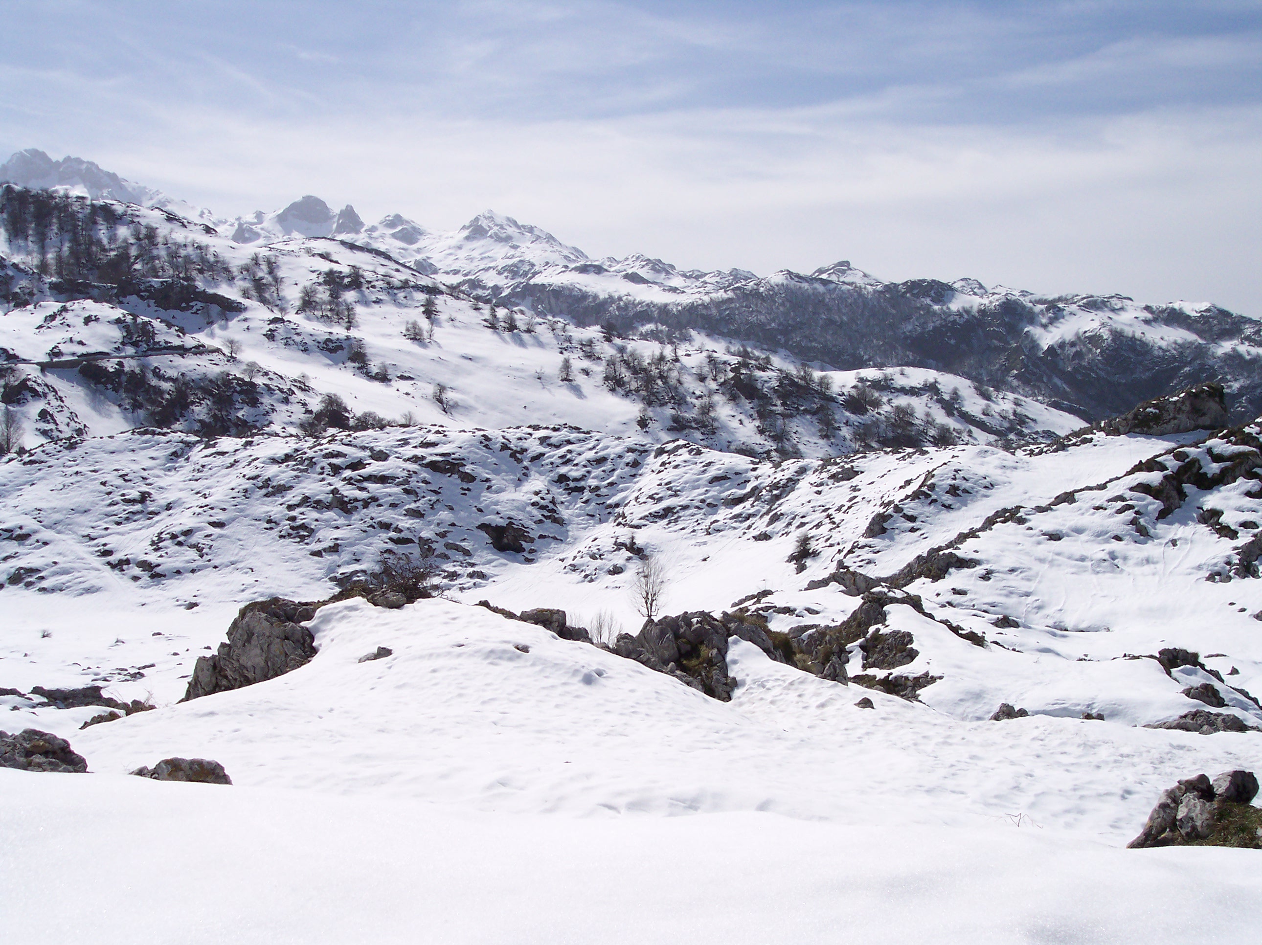 16 Imagen invernal del acceso a los Lagos de Covadonga. Cangas de Onís (Asturias). Foto R. Suárez